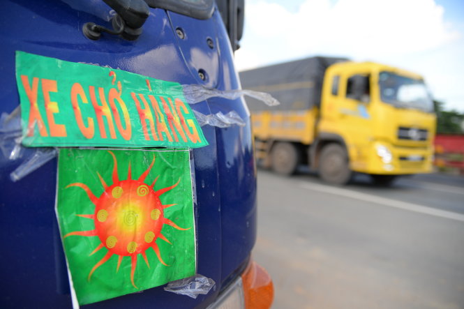 Xe tải dán logo “xe chở hàng” lưu thông trên quốc lộ 1 đoạn qua địa phận quận Thủ Đức, TP.HCM (ảnh chụp chiều 27-8)Ảnh: HỮU KHOA