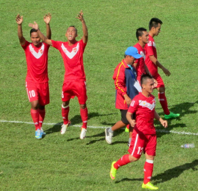 Các cầu thủ Đắk Lắk ăn mừng chiến thắng trước Công An Nhân DânẢnh: THÁI THỊNH