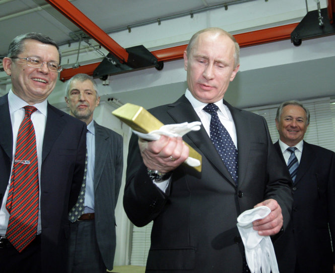 Tổng thống Vladimir Putin (thứ hai từ phải) trong một lần ghé thăm kho chứa vàng ở Matxcơva  Ảnh: AFP