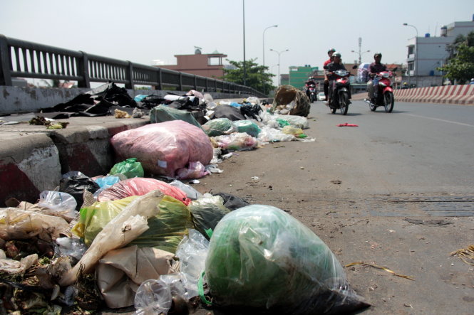 Đủ các loại rác nằm nhếch nhác trên cầu Chợ Cầu Ảnh: Tiến Long