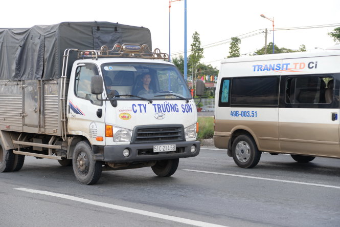Xe tải dán logo “Garage Thành Đô” chở hàng lưu thông trên quốc lộ 1 đoạn qua quận Thủ Đức, TP.HCM Ảnh: Hữu Khoa