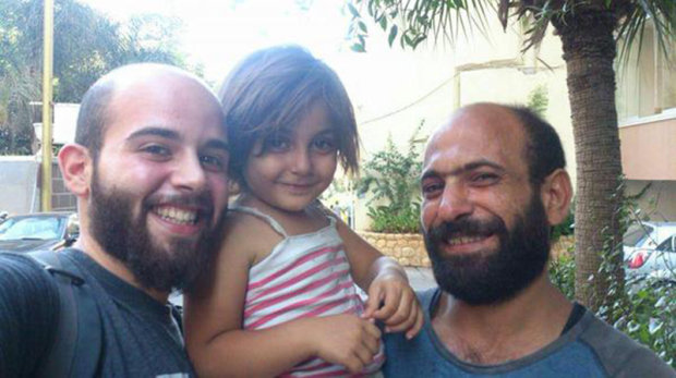 Nhà hảo tâm Simonarson (trái) tìm được cha con ông Abdul   - Ảnh: Twitter
