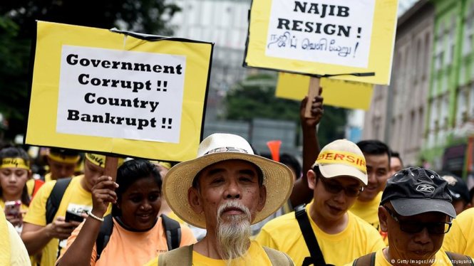 Hàng chục ngàn người dân Malaysia biểu tình đòi thủ tướng Najib từ chức sau cáo buộc tham nhũng - Ảnh: AFP