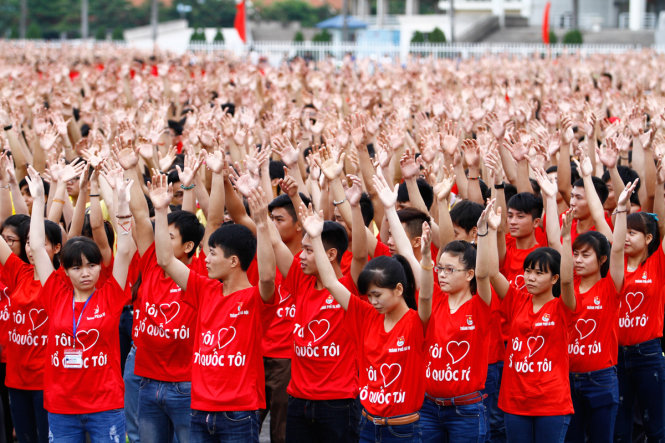 Các bạn đoàn viên, thanh niên nhuộm đỏ quảng trường Khu liên hợp thể thao Mỹ Đình bằng màu áo đỏ với dòng chữ: “Tôi yêu Tổ quốc tôi”