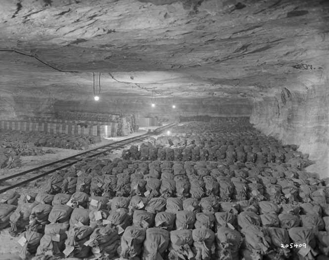Vàng của Đức quốc xã giấu trong hầm muối ở Merkers, Đức - Ảnh: National Archives and Records Administration