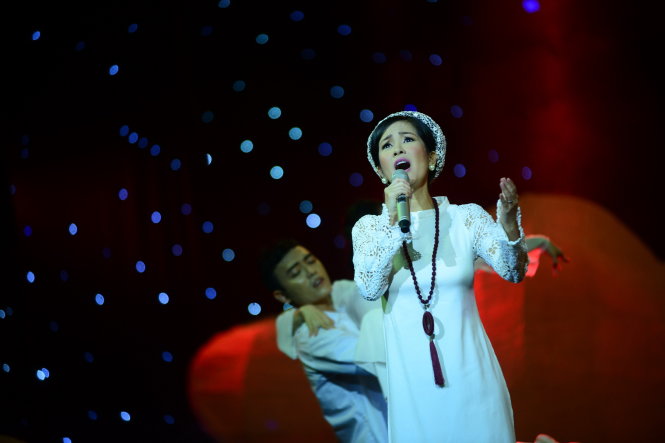 Ca sĩ Hồng Nhung trình diễn ca khúc Đất nước trong chương trình Câu chuyện hòa bình năm 2014   Ảnh: QUANG ĐỊNH