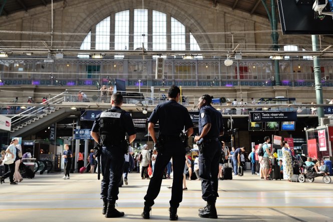 Cảnh sát Pháp giám sát an ninh tại một nhà ga tàu ở Paris - Ảnh: AP