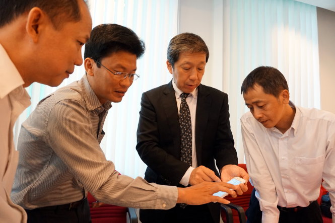 Ông Hajime Ogawa - giám đốc chiến lược truyền thông báo Mainichi, Nhật Bản (thứ ba từ trái qua) - chia sẻ mong muốn hợp tác với báo Tuổi Trẻ trong lĩnh vực truyền thông kỹ thuật số   Ảnh: THANH ĐẠM