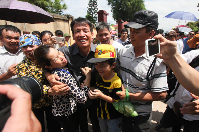 Anh em ông Đoàn Văn Vươn hạnh phúc trong vòng tay của người thân khi vừa rời khỏi trại giam Hoàng Tiến (thị xã Chí Linh, tỉnh Hải Dương) sau hơn 3 năm 7 tháng thụ án - Ảnh: TIẾN THẮNG