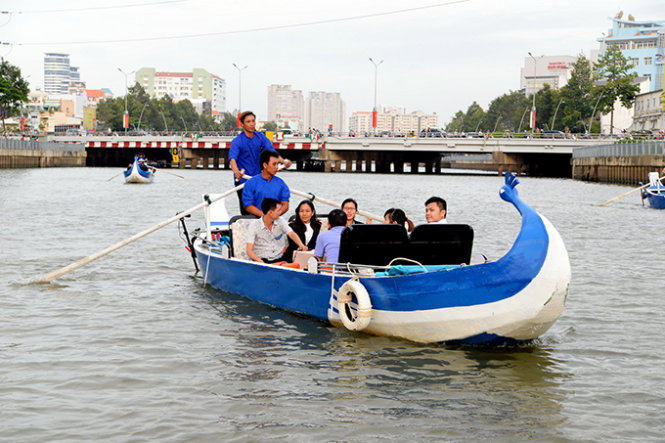 Những chiếc thuyền trở khách tham quan dòng kênh xanh - Ảnh: Hữu Khoa