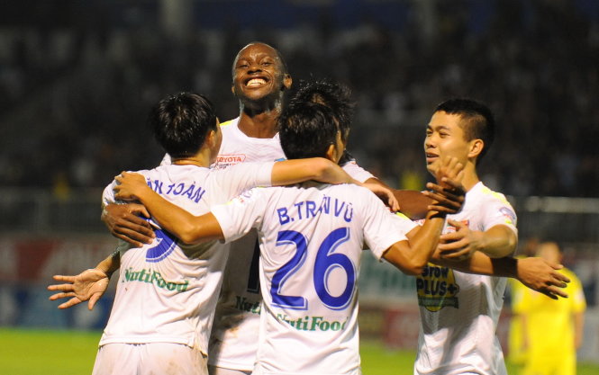 Các cầu thủ Hoàng Anh Gia Lai ăn mừng bàn thắng vào lưới Hà Nội T&T          - Ảnh: S.H.