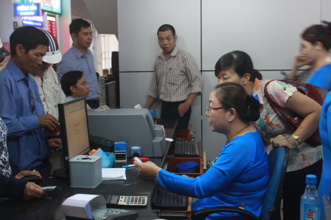 Sáng 1-9, nhiều hành khách đến ga Sài Gòn nhờ nhân viên ở đây đăng ký mua vé tàu qua mạng - Ảnh: Đ.Phú