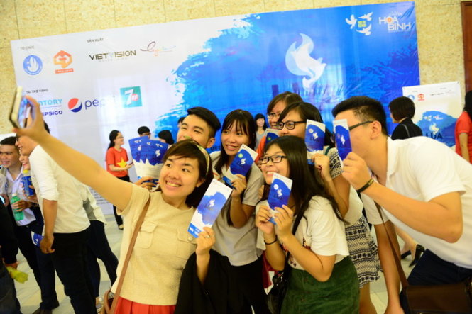 Một nhóm bạn trẻ cùng lưu lại khoảnh khắc cùng nhau đi xem chương trình Câu chuyện hòa bình tối 2-9 - Ảnh: Quang Định