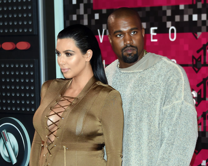 Kim Kardashian (trái) cùng chồng Kanye West tại một sự kiện. Ảnh: AFP