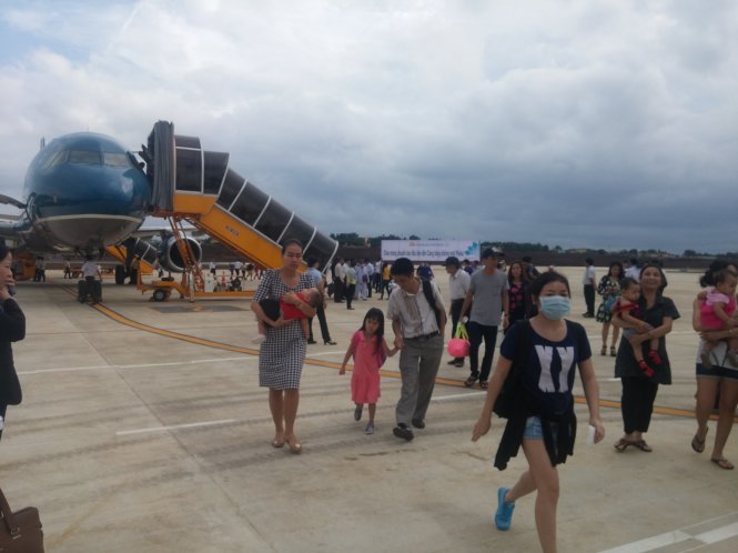 Chuyến bay VN1424 của Vietnam Airlines khởi hành từ TP.HCM đã hạ cánh xuống sân bay Pleiku chiều 1-9 - Ảnh: T.A.