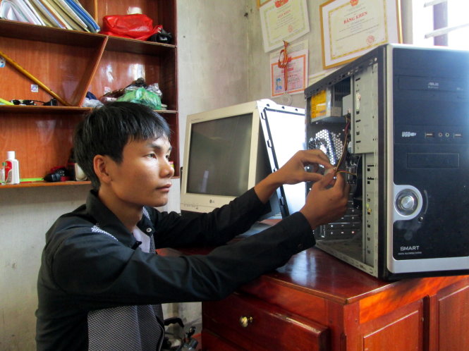 Lưu Tuấn Kiệt sửa lại chiếc máy vi tính cũ mà chị gái Hà Giang được Trường ĐH Y dược Huế tặng năm 2009 để chuẩn bị cho những năm đại học sắp tới - Ảnh: Lam Giang