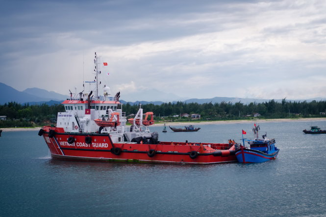 Tàu CSB 9002 đưa tàu cá bị nạn về neo đậu tại quân cảng Kỳ Hà - Ảnh: T.Lực
