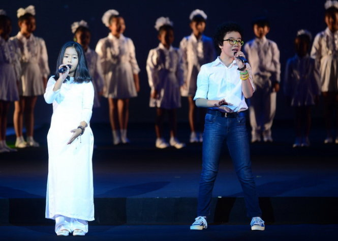  Bé Hoàng Anh và Hồng Nhung trình diễn ca khúc Tình yêu hòa bình trong chương trình Câu chuyện hòa bình tối 2-9 - Ảnh: Quang Định