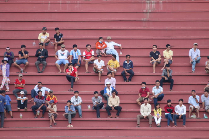 Hình ảnh CĐV thưa thớt trong trận Đồng Tâm Long An hòa Đồng Nai 4-4 ở vòng 24 V-League chiều 1-9 trên sân vận động Long An - Ảnh: N.K.