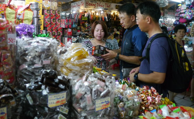 Nếu dự thảo thông tư được ban hành, người bán bánh kẹo phải khám sức khỏe (ảnh chụp tại chợ Bến Thành, TP.HCM) - Ảnh: N.C.T.