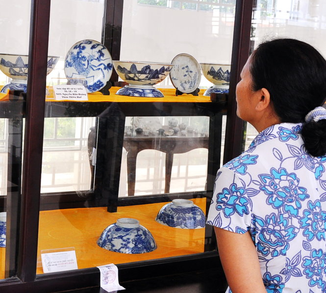 Cái đĩa bọ ngựa khi đang trưng bày tại Huế  thì đã có người chụp ảnh lại và chào bán ở Hà Nội  - Ảnh: Thái Lộc