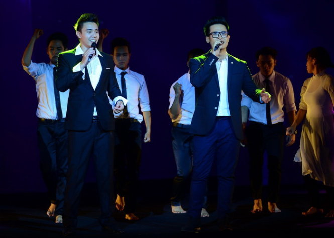 Ca sĩ Hà Anh Tuấn và Đông Hùng trình diễn ca khúc Hát cho dân tôi nghe trong chương trình Câu chuyện hòa bình tối 2-9 - Ảnh: Quang Định