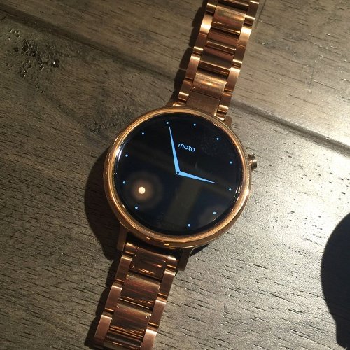 Moto 360 2015 phiên bản màu vàng hồng dây đeo 42mm dành cho nữ - Ảnh: Digital Trends