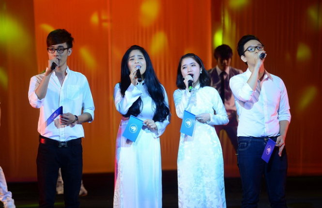 Nhóm Kiều Anh, Khánh Linh, Anh Duy và Hoàng Dũng trình diễn ca khúc Nối vòng tay lớn trong chương trình Câu chuyện hòa bình tối 2-9 - Ảnh: Quang Định