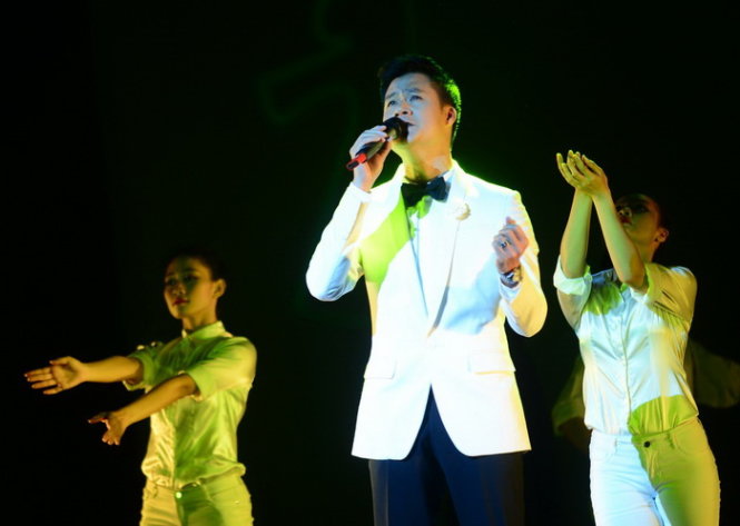 Ca sĩ Quang Dũng trình diễn ca khúc Bài ca không quên trong chương trình Câu chuyện hòa bình tối 2-9 - Ảnh: Quang Định
