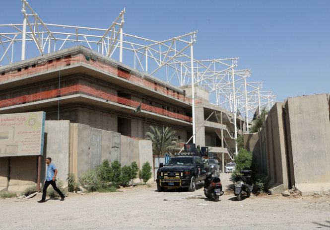 Cảnh sát Iraq canh giữ bên ngoài sân vận động đang được xây dựng, nơi xảy ra vụ bắt cóc - Ảnh: AP