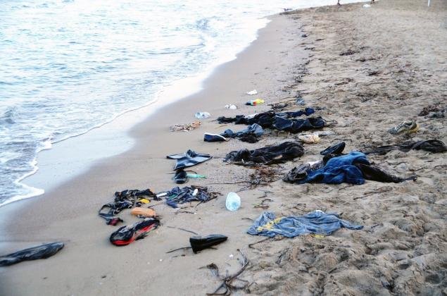 Hành lý của 12 người tị nạn trôi dạt vào bờ biển Thổ Nhĩ Kỳ ngày hôm qua - Ảnh: AP