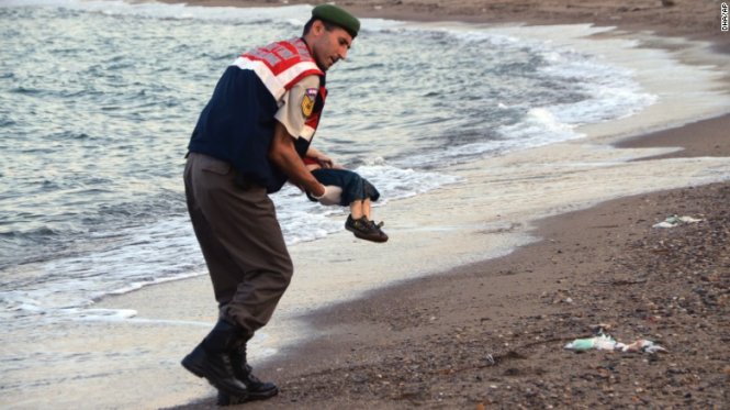 Bé trai được cho là người Syria bị chết đuối trên đường tị nạn đến châu Âu - Ảnh: AP