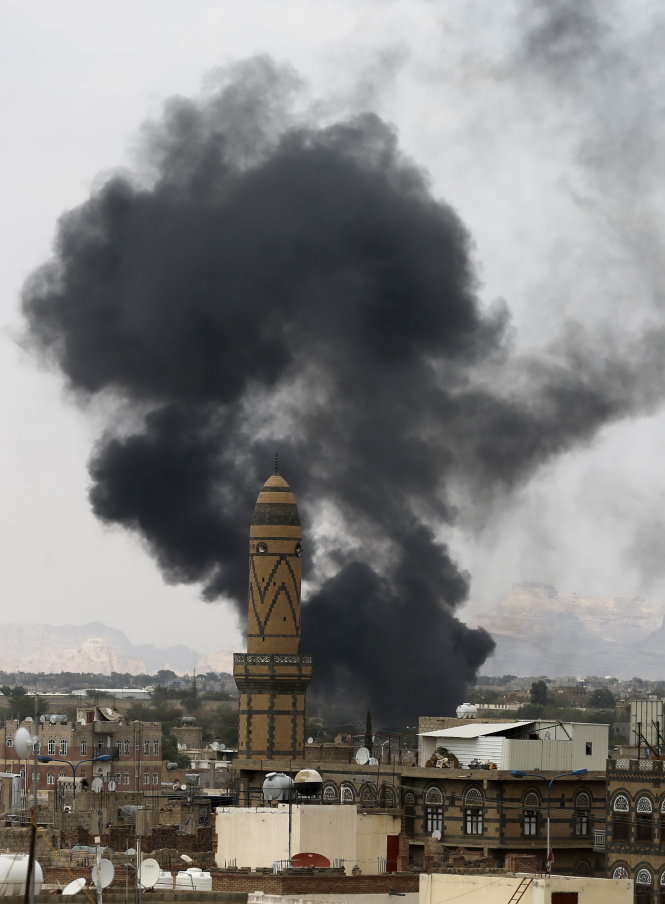 Khói bốc mù trời trong một trận không kích chống của Ả rập Saudi tại thủ đô Sanaa của Yemen - Ảnh: Reuters