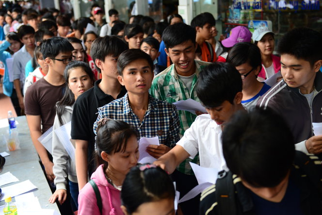 Rất đông thí sinh đang chờ đợi nộp hồ sơ xét tuyển vào đại học trong đợt đăng ký xét tuyển vừa qua. Trong đó, có bao nhiêu bạn đạt được ước mơ của mình? - Ảnh: Quang Định