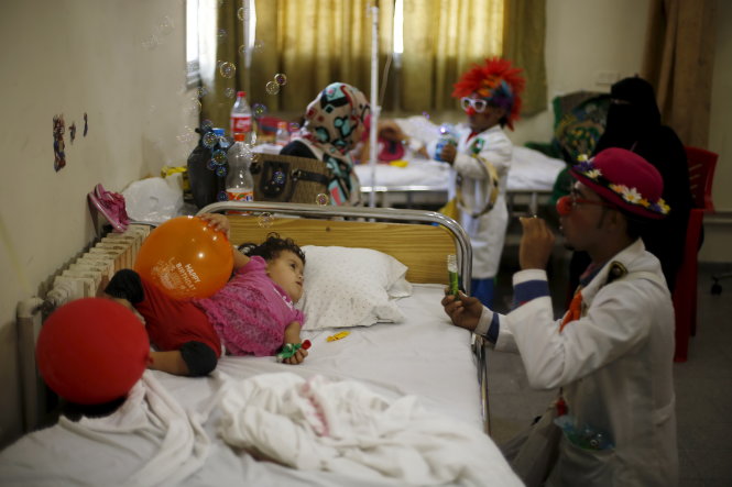 Các nhân viên người Palestine của một NGO Ý đi giúp vui cho các bệnh nhi ung thư tại bệnh viện ở Gaza ngày 31-8. Họ làm việc cần mẫn vì lòng nhân đạo trong khi có những lãnh đạo biến chất chuyên moi móc tiền  - Ảnh: Reuters