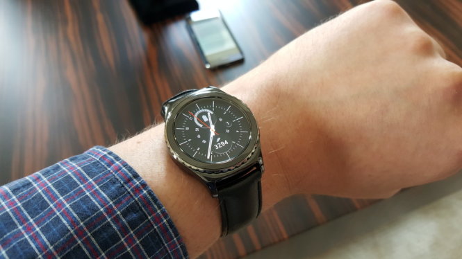 Đồng hồ thông minh (smartwatch) Samsung Gear S2 Classic - Ảnh: Wired