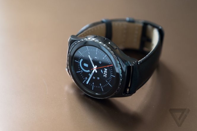 Đồng hồ thông minh (smartwatch) Samsung Gear S2 Classic - Ảnh: The Verge