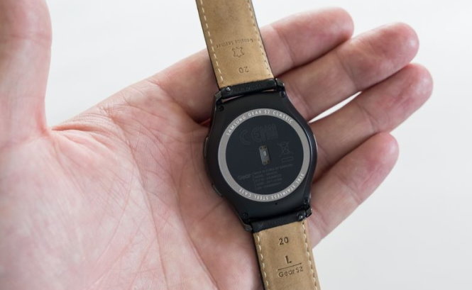 Đồng hồ thông minh (smartwatch) Samsung Gear S2 Classic tích hợp cảm biến đo nhịp tim - Ảnh: The Verge