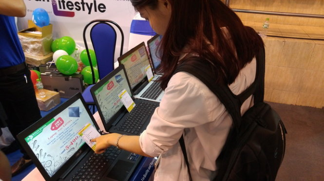 Một bạn trẻ tham khảo thông số máy tính xách tay để chọn mua tại Intel EduFest 2015 - Ảnh: T.Trực
