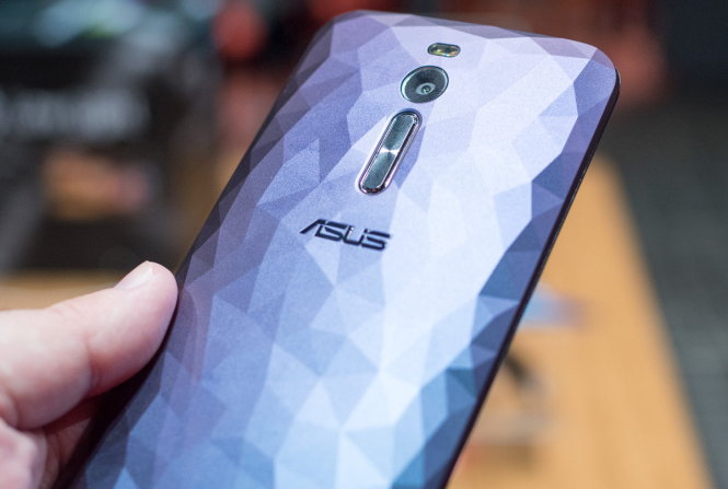 Asus Zenfone 2 Deluxe - Ảnh: Android Central