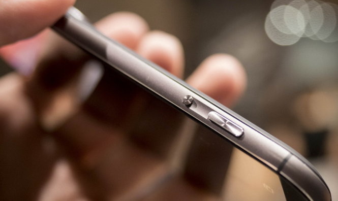 Asus Zenfone Zoom có phím chụp hình (camera) vật lý trên thân, tương tự dòng Lenovo Vibe Shot ra mắt trong tháng 8-2015 - Ảnh: Android Central