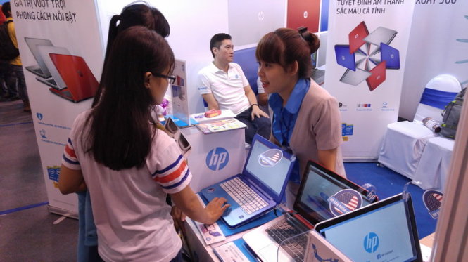 Các em học sinh được tư vấn về máy tính xách tay tại gian hàng HP ở Intel EduFest 2015 - Ảnh: T.Trực