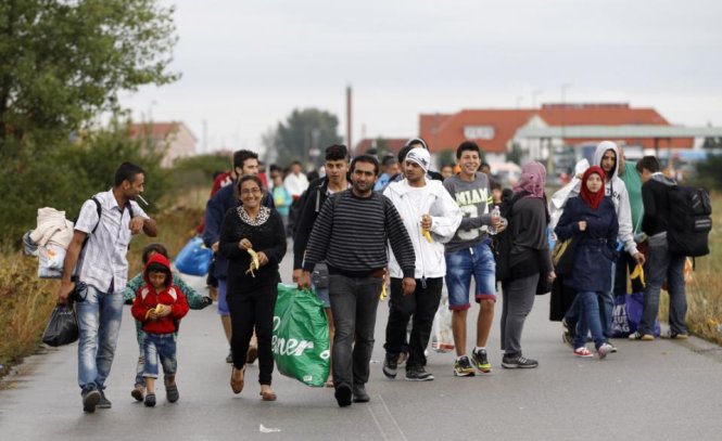 Gương mặt rạng rỡ của người dân tị nạn khi đến được Áo - Ảnh: AP