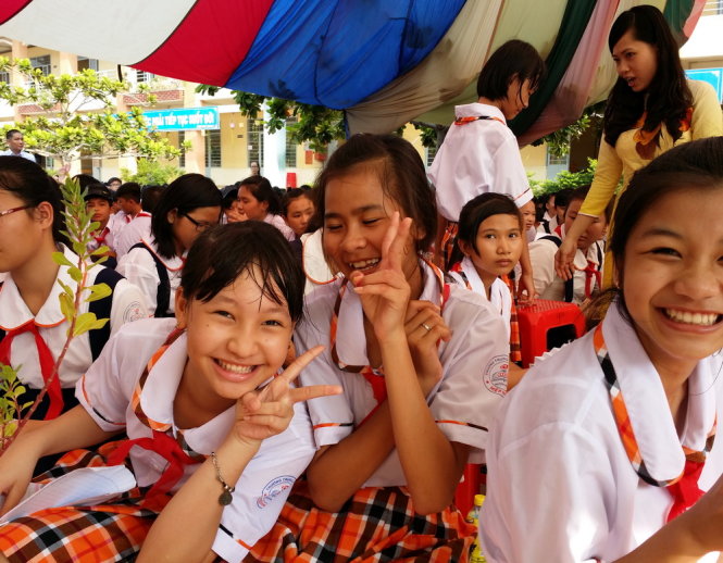 Học sinh trường THCS Hiệp Phước, huyện Nhà Bè chuẩn bị lễ khai giảng sáng 5-9