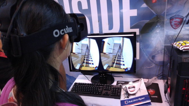 Một bạn sinh viên trải nghiệm kính thực tại ảo (VR) Oculus - Ảnh: T.Trực