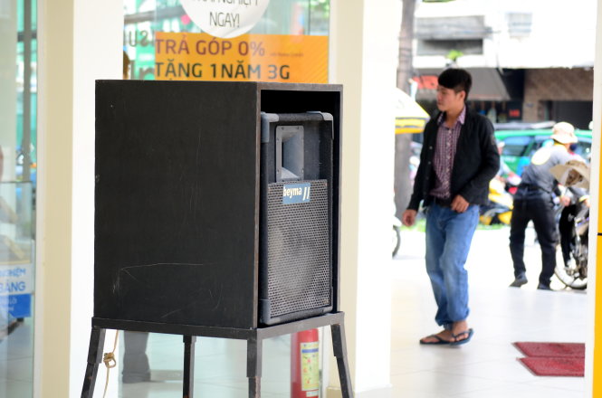Một tiệm bán điện thoại di động trên đường Hai Bà Trưng (Q.1, TP.HCM) đặt loa ngoài đường để thu hút khách mua hàng Ảnh: THANH TÙNG