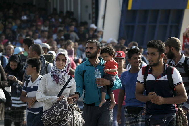 Người tị nạn Trung Đông xuống bến cảng Piraeus ở Hi Lạp Ảnh: Reuters