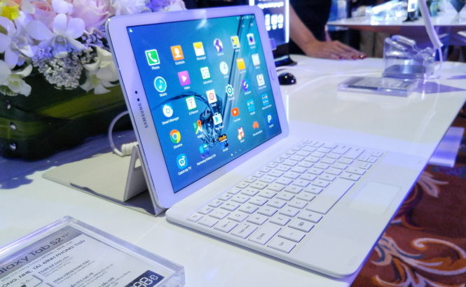 Galaxy Tab S2 có thể kết hợp với các phụ kiện gồm bao da và bàn phím Bluetooth của Samsung - Ảnh: T.Trực