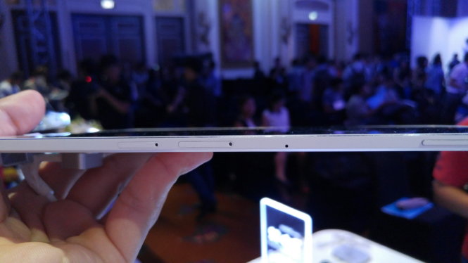 Độ mỏng của Galaxy Tab S2 là 5,6mm - Ảnh: T.Trực