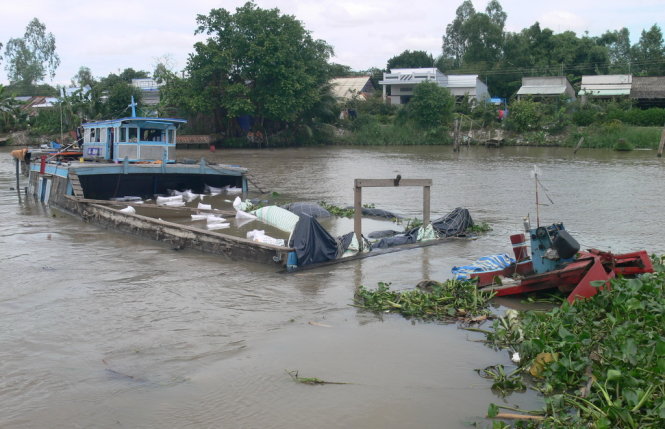 Hiện trường vụ tai nạn chìm ghe phân bón thiệt hại hơn 1,3 tỉ đồng - Ảnh: Huy Phách